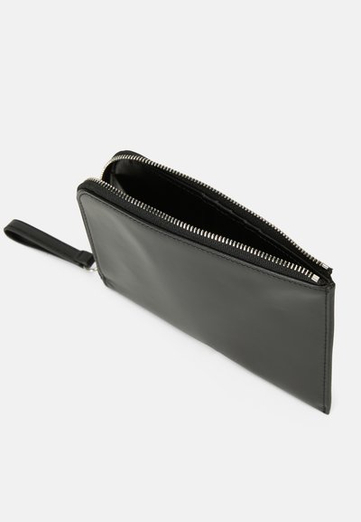 Svart lærclutch med en jevn tekstur, glidelås på toppen og en sidelaget håndleddsstropp for enkel bæring.