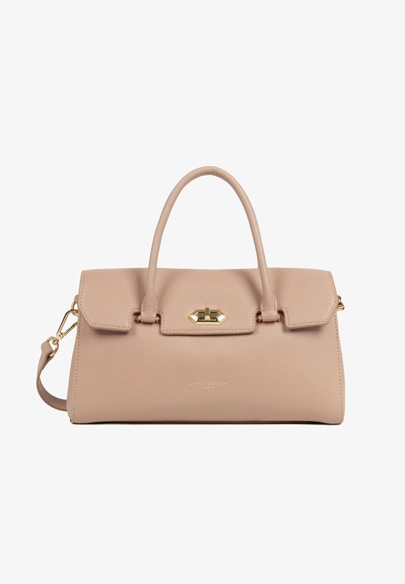 Sac à main en cuir beige doux avec deux poignées, fermoir doré et bandoulière amovible, forme rectangulaire avec fermeture à rabat.