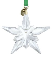 Decorazione natalizia a forma di stella in cristallo con design appuntito e sfaccettato. Materiale trasparente con superficie lucida. Nastro verde per appendere, accenti in oro.