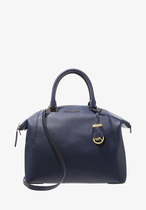 Granatowa skórzana torebka z podwójnymi okrągłymi uchwytami, odczepianym paskiem na ramię, złotymi akcentami i przywieszką w kształcie klucza. Teksturowane wykończenie.