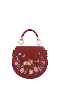 Borsa a tracolla rotonda in faux leather bordeaux con hardware dorato, caratterizzata da ricami di coniglietto e motivi floreali sul davanti. Manico testurizzato.