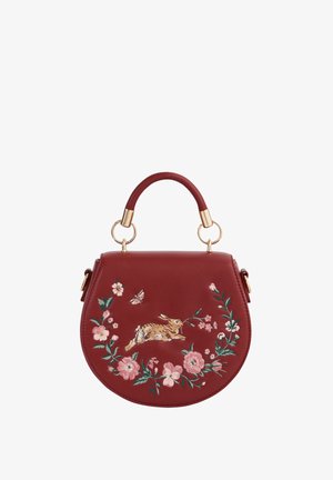 Ronde, bordeaux nep leren handtas met gouden hardware, voorzien van geborduurde konijnen en bloemmotieven aan de voorkant. Textuur handvat.
