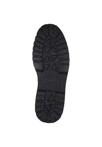 Suola di scarpa in gomma nera caratterizzata da scanalature profonde per una migliore aderenza, con motivi triangolari e rettangolari, etichettata con "Gabor" e dettagli sul modello.