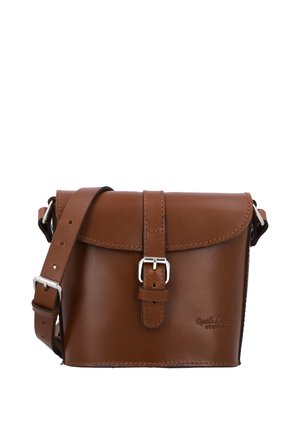 Hnedá kožená kabelka cez rameno s nastaviteľným remienkom a striebornou sponou na prednom chlopni, vylisované logo v dolnej pravej časti.