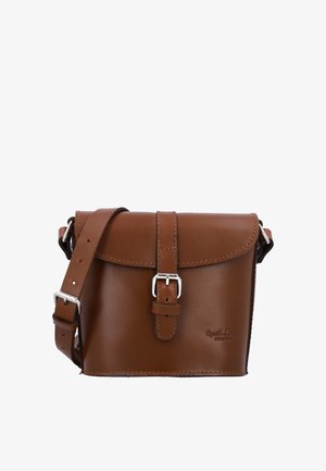 Sac bandoulière en cuir marron avec sangle réglable et fermeture à boucle argentée sur le rabat avant, logo embossé sur le côté inférieur droit.