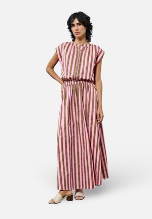 Robe maxi à rayures verticales rose et marron ; design sans manches avec un empiècement à boutons et une taille élastique. Texture de tissu lisse.