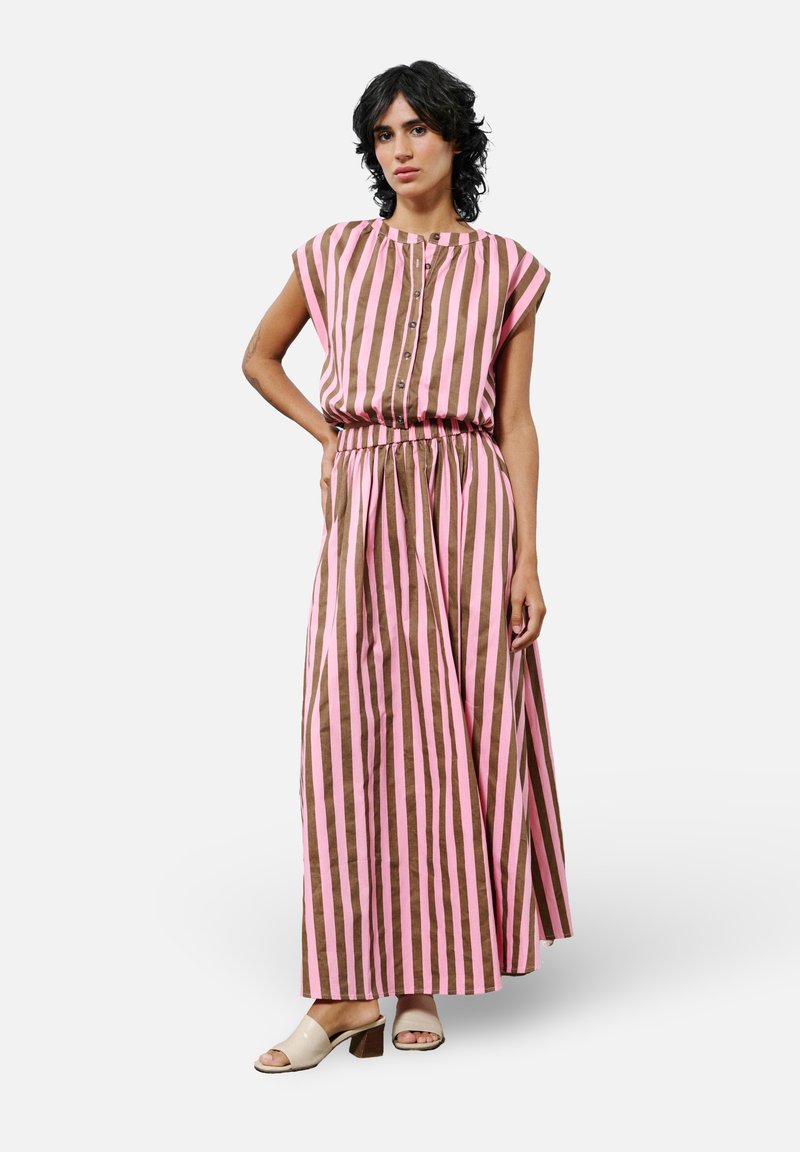 Robe maxi à rayures verticales rose et marron ; design sans manches avec un empiècement à boutons et une taille élastique. Texture de tissu lisse.