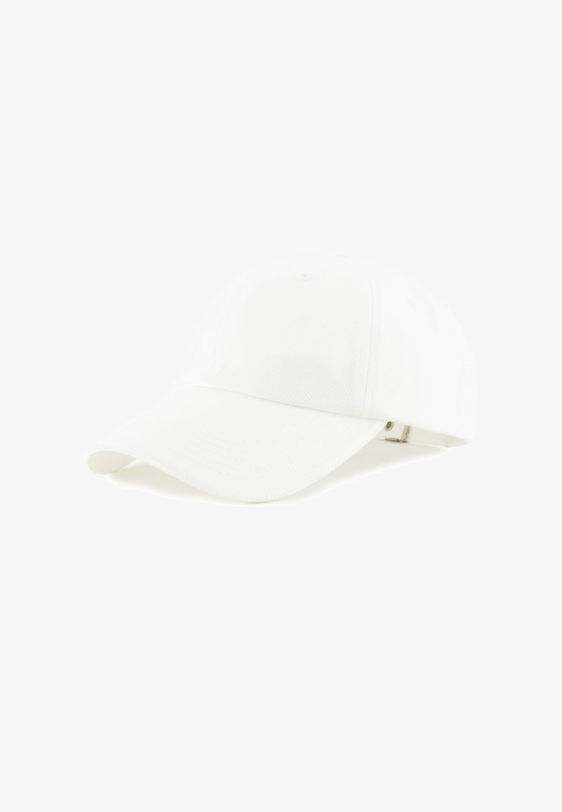 Gorra de béisbol blanca hecha de algodón con visera curva, que cuenta con un diseño de seis paneles y una correa ajustable en la parte posterior. Textura suave.