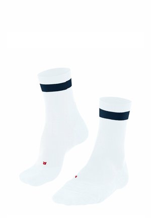 Witte enkelkousen met een marineblauwe geribbelde manchet, voorzien van een klein rood logo op de zool. Glad beslag en rekbare stof.