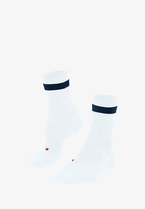 Weiße Knöchelsocken mit einem navyblauen gerippten Bund, ausgestattet mit einem kleinen roten Logo an der Sohle. Glatte Textur und dehnbarer Stoff.
