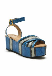 Sandali platform blu con un design testurizzato e a motivo con strisce orizzontali in grigio e nero. Cinturino alla caviglia regolabile con fibbia dorata.