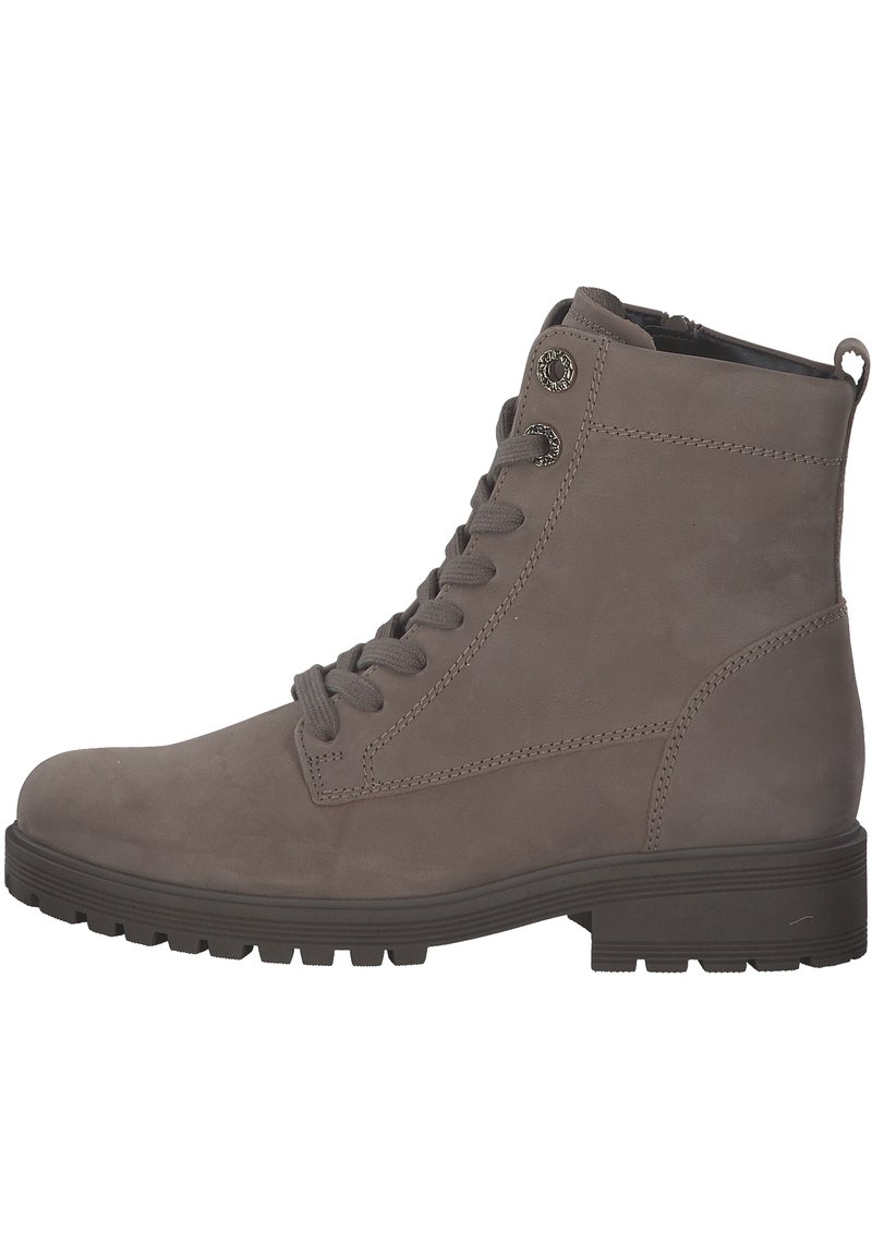Stivaletti in suede marrone alla caviglia con punta arrotondata, chiusura con lacci e suola in gomma testurizzata. Presentano dettagli in metallo e cuciture decorative.
