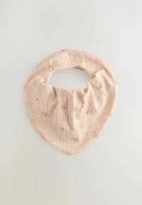 Roze katoenen bandana met een ribbelstructuur, voorzien van kleine bloemmotieven en een knopsluiting, in de vorm van een driehoek.