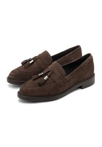 Pruunist nahast loafers, millel on klassikaline disain, frantsiisi aksessuaare ja hõbedatooni detailid, mis puhkavad kindlale mustale kummitaldale.