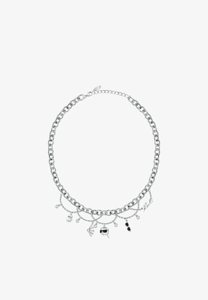 Collana in argento con vari ciondoli, tra cui occhiali da sole, un ombrellone da spiaggia e una bevanda, caratterizzata da un design della catena delicato e da accenti scintillanti.