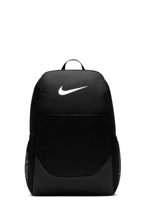 Mochila negra de Nike con logo blanco, asa superior, bolsillo frontal con cremallera y bolsillos laterales de malla, mostrada sobre un fondo blanco.