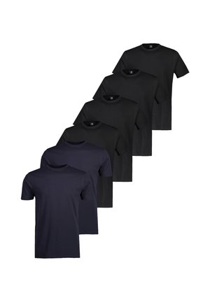 Seks simple kortærmede T-shirts med rund hals, to marineblå foran og fire sorte bagved, arrangeret i et diagonalt overlappende mønster.