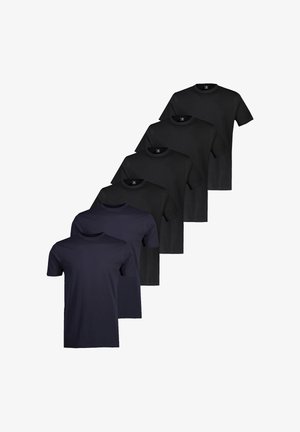 Sześć prostych krótkich t-shirtów z okrągłym dekoltem, dwa granatowe z przodu i cztery czarne za nimi, ułożone na zakładkę w układzie diagonalnym.