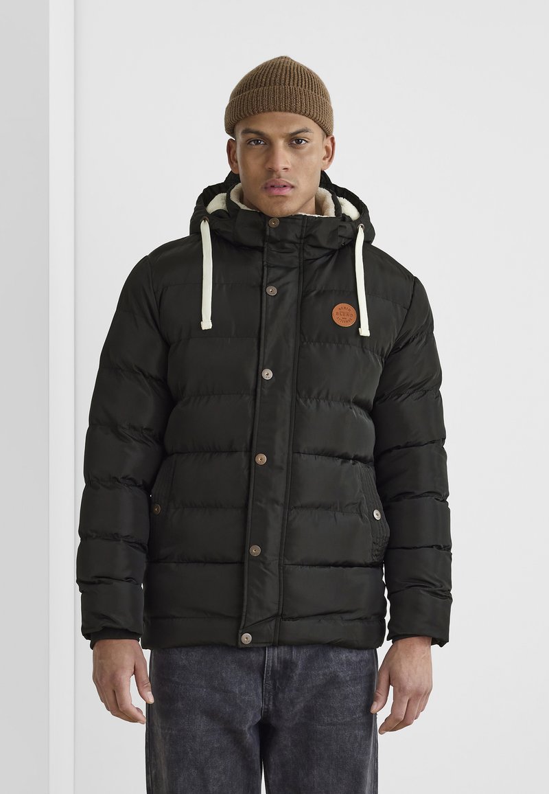 Veste doudoune noire avec capuche, cordons de serrage contrastants, patch logo sur la poitrine et fermetures à bouton. Design texturé et matelassé avec poches latérales.