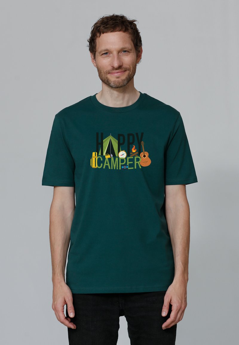Dunkelgrünes Baumwoll-T-Shirt mit einem "Happy Camper"-Design, das Camping-Grafiken, einschließlich eines Zeltes und einer Gitarre, in mehreren Farben zeigt.
