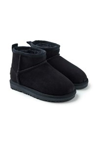 Botines negros de ante suave, con puntera redondeada, costuras decorativas y suelas texturizadas para mayor agarre. Sin herrajes ni patrones prominentes.