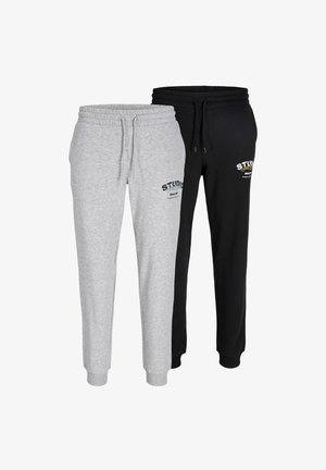 Zwei Paare Jogginghosen: eine graue mit Kordelzug und Logo, eine schwarze mit Kordelzug und kontrastierendem Logo. Beide besitzen elastische Bündchen.