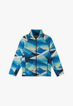 Niebieska kurtka polarowa z górskimi wzorami w odcieniach niebieskiego, czarnego i szarego. Posiada wysoki kołnierz i zamek błyskawiczny z przodu.