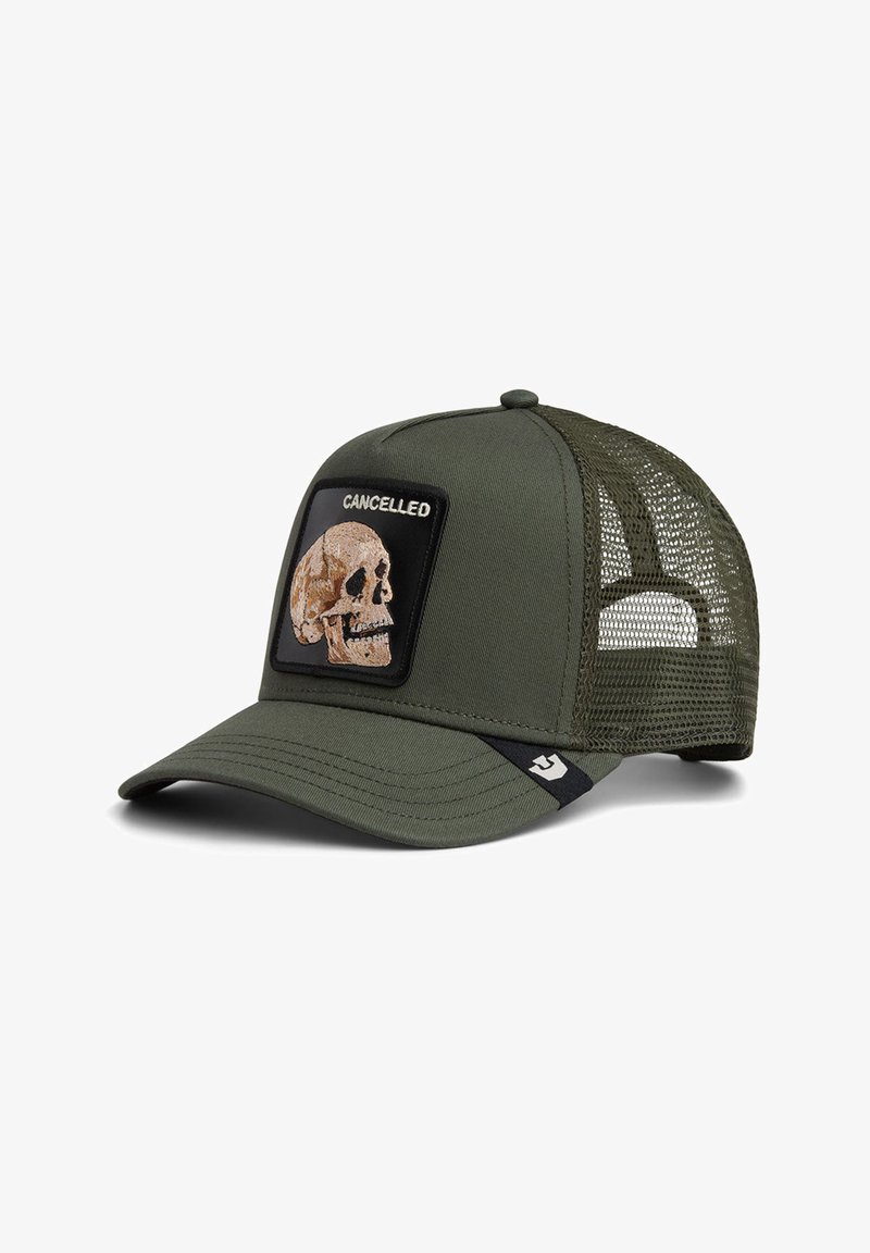 Gorra de béisbol de malla verde oliva con parche de calavera bordada y texto "CANCELADO" en el panel frontal.