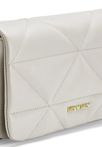 Helle graue Leder-Clutch mit gestepptem geometrischen Design, goldfarbenem Logoakzent und kontrastierenden Nähten. Smoothe Textur und kompaktes Format.