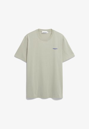 Lichtgroene katoenen t-shirt met korte mouwen, ronde halslijn en klein blauw logo op de linkerborst. Eenvoudig ontwerp en zachte textuur.