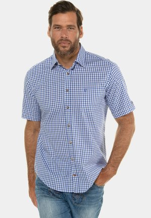 Camisa de manga corta, con botones, de patrón a cuadros en azul y blanco, con cuello, botones marrones y un logo en el pecho.