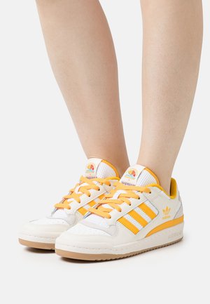 adidas Originals FORUM LOW - Joggesko - cream white/crew yellow/footwear white