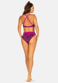Dwuczęściowy bikini w żywym odcieniu różu z ciemnymi abstrakcyjnymi wzorami, z plecami w krzyż oraz wysokim stanem dolnej części, zapewniającym zakrycie.