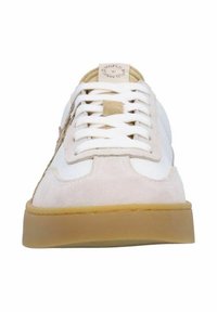 Sneakers made of white leather and beige suede, featuring a round toe, white laces, and a brown rubber sole. Minimal stitching details.