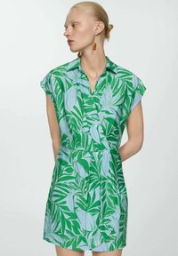 Rochie cu mânecă scurtă, verde și albastră, cu un model de frunze, cu guler și talie accentuată, realizată dintr-un material texturat.