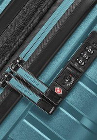 Valigia rigida blu con doppie cerniere, guide delle cerniere nere e combinazione TSA impostata su 000.