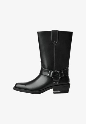 Cizma de cowboy din piele neagră, până la jumătate de gamă, cu curea de prindere și detalii cu nituri argintii, toc jos, cu unghiuri și vârf rotunjit.