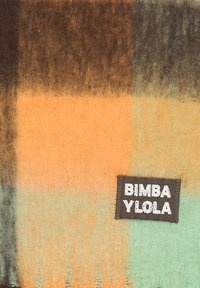 Tkanina w kratę w odcieniach pomarańczowego, brązowego i zielonkawego; miękka w dotyku; posiada czarną tkana etykietę z białym napisem: "BIMBA Y LOLA".