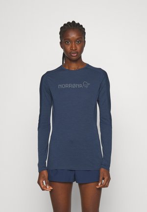 Camisola de manga longa azul marinho feita de material leve, apresentando uma impressão de logótipo texturizada no peito com detalhes de costura em tom semelhante.