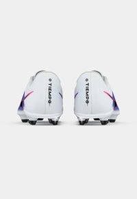 Λευκά και μπλε ποδοσφαιρικά παπούτσια από πίσω, με μαύρο κείμενο "TIEMPO" και ροζ σήματα Nike από κάθε πλευρά.