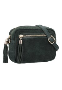 Tmavě zelená semišová crossbody kabelka s hlavní kapsou na zip, hardwarovými detaily ve zlatém odstínu a dvěma třásním na bocích.