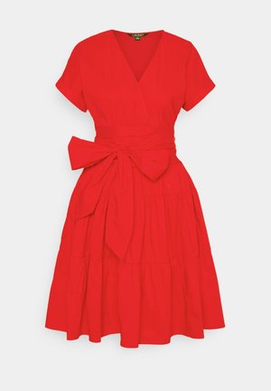 Robe rouge à manches courtes avec encolure en V, taille cintrée, grand nœud noué et jupe évasée à volants.