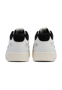 Witte leren sneakers met een getextureerde zwarte suède hiel. Voorzien van een gladde silhouet, accentstiksels en een stevige beige rubberen zool.