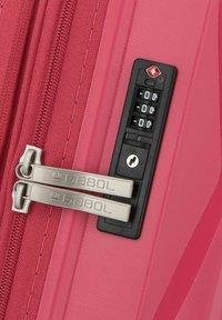 Roze harde koffer met een dubbele ritssluiting, TSA-goedgekeurd slot en een textuur voor duurzaamheid. Logo weergegeven op de ritssluitingen.