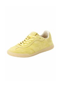 Zapatilla de ante amarilla con puntera redondeada, textura suave, cordones a juego y suela de goma beige con un patrón ondulado en el borde.