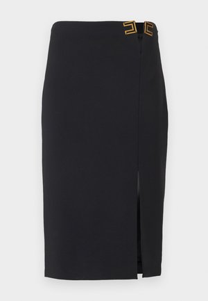 Schwarzer knielanger Bleistiftrock mit vorderem Schlitz und zwei goldenen quadratischen Schnallendetails am Bund auf der rechten Seite.