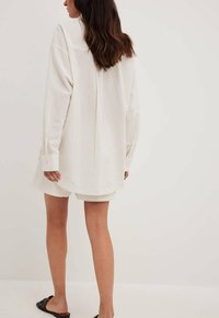 NA-KD SEERSUCKER MIT LANGEN ÄRMELN - Camicia - beige stripe