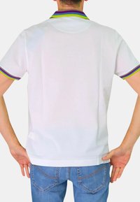 Polo bianco con colletto a righe colorate nei toni del viola, verde e giallo. Maniche corte e vestibilità rilassata.