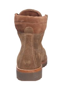 Stivale alla caviglia in suede marrone con la parte superiore leggermente sfrangiata, cuciture a contrasto e suola in gomma robusta. La vista posteriore mette in evidenza i dettagli delle cuciture.