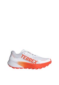 Hvid løbesko med livlige orange accenter og "TERREX"-logo. Har en mesh-overdel, polstret krave og tekstureret gummisål.
